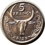 Мадагаскар 1996 г. • KM# 21 • 5 франков • голова быка • регулярный выпуск • MS BU